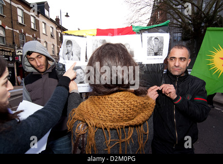 Les femmes kurdes place Images du Massacre de Roboski victimes sur un cercueil , au cours d'un rassemblement pour la commémoration 34 civils Banque D'Images