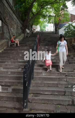 People walking down steps de Dr Sun Yat Sen Sentier historique, Central, Hong Kong Banque D'Images