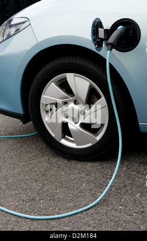 Voiture électrique au point de charge Banque D'Images