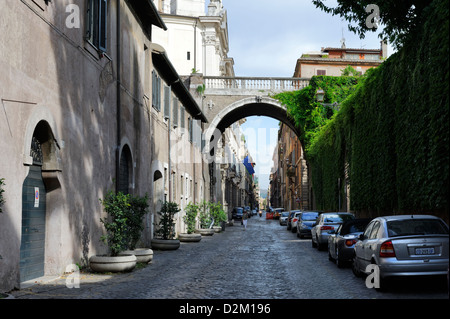 Rome. L'Italie. Vue de l'Arco Farnese, un sur la Via Giulia qui est considérée comme l'une des rues les plus pittoresques dans une Rome Banque D'Images