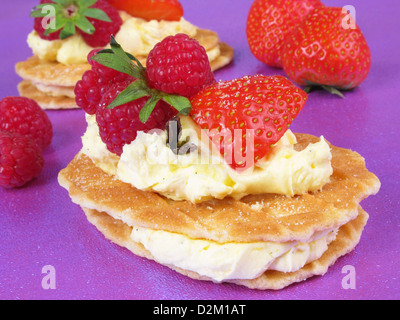 Gaufre Belge avec des biscuits crème vanille, fraises et framboises fraîches. Banque D'Images