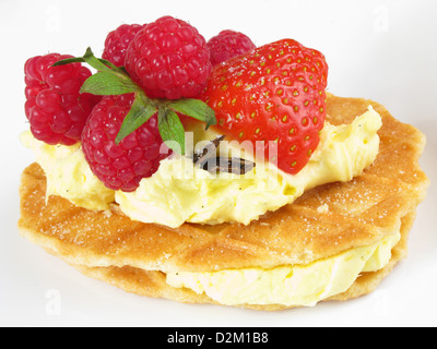 Gaufre Belge avec des biscuits crème vanille, fraises et framboises fraîches. Banque D'Images