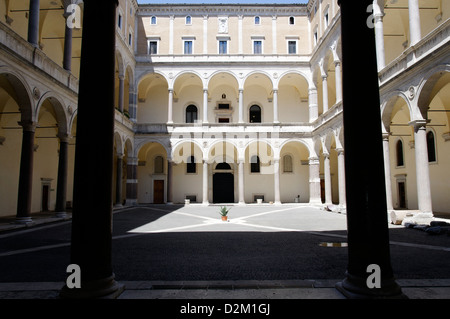 Rome Italie. Le 15e siècle Palazzo della Cancelleria (Palace Chancellerie) cour intérieure avec des colonnes de granit égyptien Banque D'Images