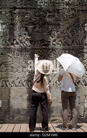 Guide expliquant le sens de la basse soulage. Temple Bayon. Angkor. Cambodge Banque D'Images