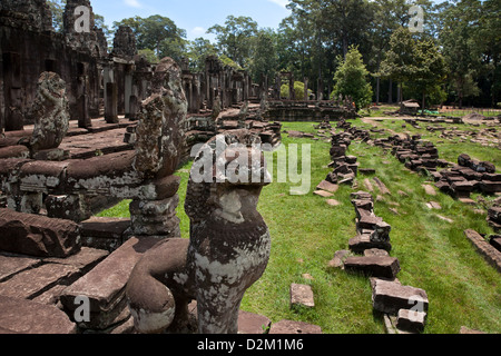 Lion gardien et garudas sculptures. Temple Bayon. Angkor. Cambodge Banque D'Images