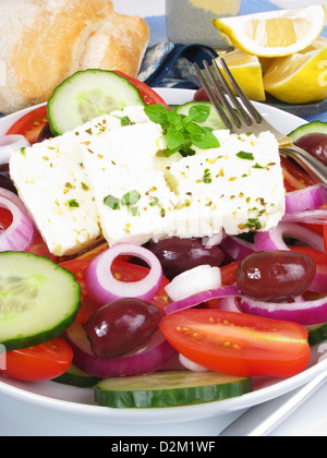 Une salade grecque de canon-âgés de fromage feta, oignons rouges, tomates, concombre et olives de Kalamata avec herbes méditerranéennes. Banque D'Images