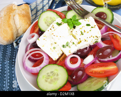 Une salade grecque de canon-âgés de fromage feta, oignons rouges, tomates, concombre et olives de Kalamata avec herbes méditerranéennes. Banque D'Images