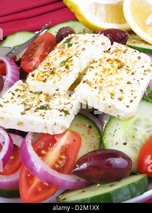 Une salade grecque de canon-âgés de fromage feta, oignons rouges, tomates, concombre et olives de Kalamata avec herbes méditerranéennes. Banque D'Images