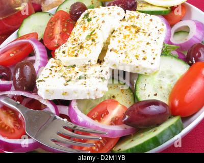 Une salade grecque de canon-âgés de fromage feta, oignons rouges, tomates, concombre et olives de Kalamata avec herbes méditerranéennes. Banque D'Images