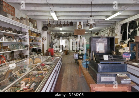 Intérieur du magasin Pioneer Museum, 19e siècle McCaskey système de crédit s'inscrire sur la droite, dans le chlorure, New Mexico, USA Banque D'Images