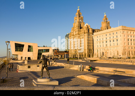 Pier Head terminal de ferry avec les bâtiments du foie, Liverpool, Angleterre Banque D'Images