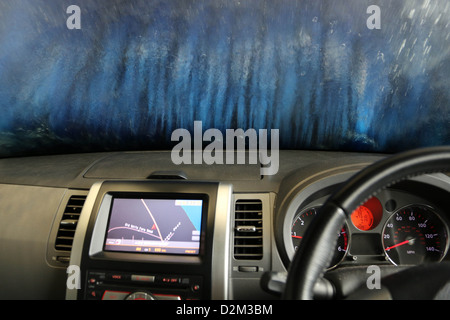 Nissan X Trail passe par un lavage de voiture à Shoreham West Sussex Banque D'Images