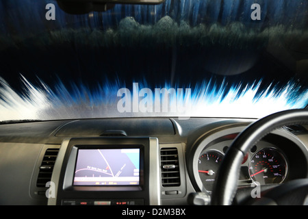 Nissan X Trail passe par un lavage de voiture à Shoreham West Sussex Banque D'Images