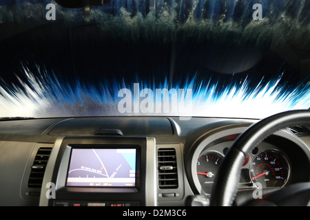 Nissan X Trail passe par un lavage de voiture à Shoreham West Sussex Banque D'Images