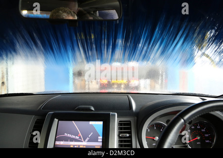 Nissan X Trail passe par un lavage de voiture à Shoreham West Sussex Banque D'Images