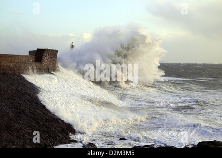 Une mer à Porthcawl, phare, Nouvelle-Galles du Sud Banque D'Images