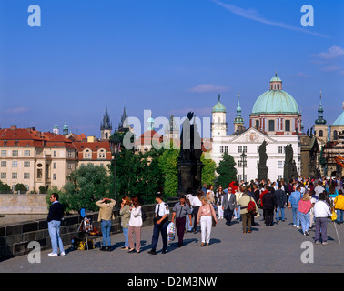Les touristes sur le Pont Charles, Stare Mesto (vieille ville), Prague, République Tchèque Banque D'Images