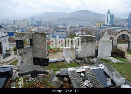 Vieux cimetière juif sur le mont Trebevic qui était occupé par des tireurs serbes de Bosnie pendant le siège de Sarajevo. Banque D'Images