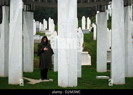 La tombe de l'ancien Président Bosniaque Alija Izetbegović gardée par un soldat. La tombe a été endommagé par une bombe en 2006. Banque D'Images