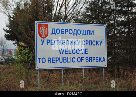 Panneau routier indiquant que vous avez maintenant dans la République de Srpska, une enclave serbe de Bosnie-Herzégovine. Banque D'Images