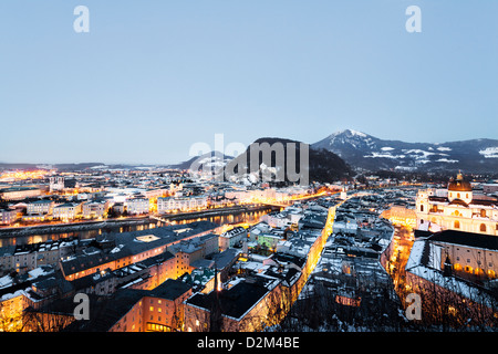 Ville de Salzbourg dans la soirée Banque D'Images