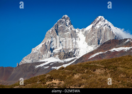 Twin Peaks du Mont Ushba la Géorgie dans la région de Svaneti. Ushba est considéré comme l'une des montées les plus difficiles dans le Caucase Banque D'Images