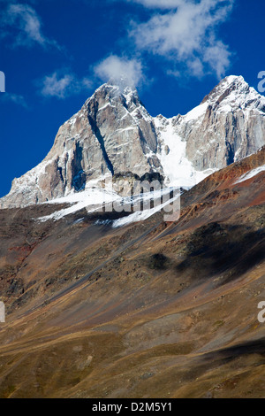 Twin Peaks du Mont Ushba la Géorgie dans la région de Svaneti. Ushba est considéré comme l'une des montées les plus difficiles dans le Caucase Banque D'Images