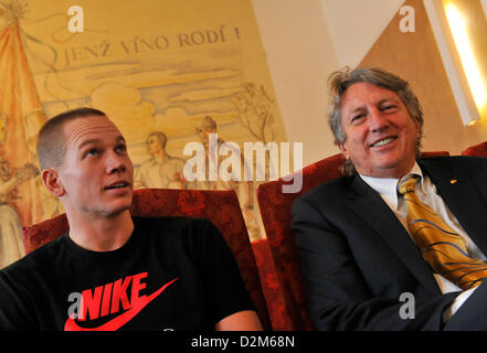 Haut légendaire cavalier, inventeur de flop et champion olympique de 1968 Richard Fosbury (à droite) champion du monde est vu avec Jesse Williams, un participant de la Moravie Saut à la visite de Hustopece (environ 206 km au sud-est de Prague, République tchèque) le 25 janvier 2013. (Photo/CTK Vaclav Salek) Banque D'Images