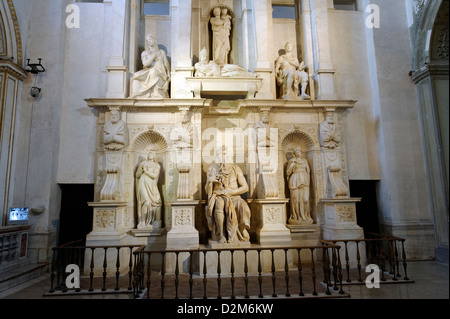 Rome. L'Italie. Unfinished tombe monumentale pour le Pape Jules II (1505-1545). San Pietro in Vincoli (Saint Pierre à chaînes) basilique. Banque D'Images