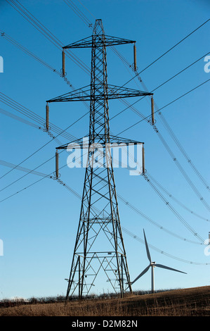 Un pylône d'électricité dans l'East Yorkshire, UK, avec une éolienne à l'arrière-plan et d'un poteau télégraphique sur la gauche. Banque D'Images