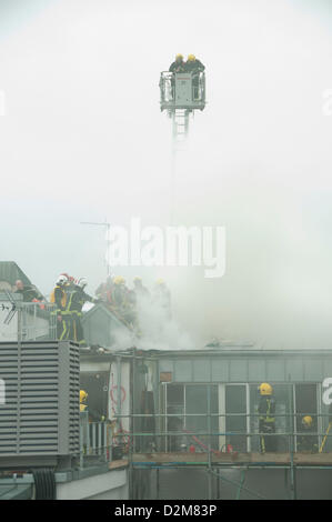 Londres, Royaume-Uni. 28 janvier 2013. Les pompiers éteindre un incendie sur le toit sur une galerie d'art à Albemarie Street à Mayfair. Credit : Pete Maclaine / Alamy Live News Banque D'Images