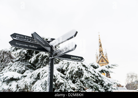 Indications d'inscription dans Hyde Park, avec Albert Memorial en arrière-plan après trois jours de neige. Banque D'Images