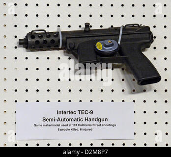 Un pistolet semi-automatique TEC-9 Intertec affichée à la conférence de presse organisée par l'United States la sénatrice Dianne Feinstein (démocrate de Californie) d'annoncer la présentation d'un projet de loi pour l'interdiction des armes d'assaut sur la colline du Capitole à Washington, D.C. le jeudi 24 janvier 2013..Credit : Ron Sachs / CNP.(RESTRICTION : NO New York ou le New Jersey Journaux ou journaux dans un rayon de 75 km de la ville de New York) Banque D'Images