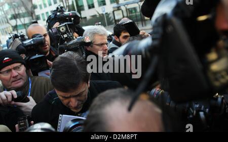 Madrid, Espagne. 28 janvier 2013. Docteur Eufemiano Fuentes (3-L) arrive à l'Juzgados de lo Penal de Madrid, Espagne, 28 janvier 2013. Le 28 janvier 2013, le procès de Fuentes et ses complices présumés débute sept ans après la découverte du plus grand scandale de dopage dans le cyclisme espagnol. Photo : Fabian Stratenschulte/ Alamy Live News Banque D'Images