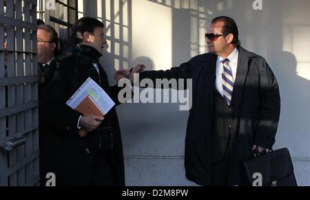 Madrid, Espagne. 28 janvier 2013. Docteur Eufemiano Fuentes (C-L) arrive à l'Juzgados de lo Penal de Madrid, Espagne, 28 janvier 2013. Le 28 janvier 2013, le procès de Fuentes et ses complices présumés débute sept ans après la découverte du plus grand scandale de dopage dans le cyclisme espagnol. Photo : Fabian Stratenschulte/ Alamy Live News Banque D'Images