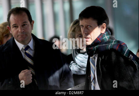 Madrid, Espagne. 28 janvier 2013. Docteur Eufemiano Fuentes (R) quitte l'Juzgados de lo Penal de Madrid, Espagne, 28 janvier 2013. Le 28 janvier 2013, le procès de Fuentes et ses complices présumés débute sept ans après la découverte du plus grand scandale de dopage dans le cyclisme espagnol. Photo : Fabian Stratenschulte/ Alamy Live News Banque D'Images