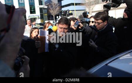 Madrid, Espagne. 28 janvier 2013. Docteur Eufemiano Fuentes (C-L) laisse la Juzgados de lo Penal de Madrid, Espagne, 28 janvier 2013. Le 28 janvier 2013, le procès de Fuentes et ses complices présumés débute sept ans après la découverte du plus grand scandale de dopage dans le cyclisme espagnol. Photo : Fabian Stratenschulte/ Alamy Live News Banque D'Images