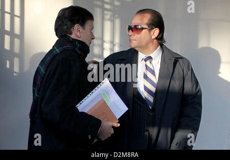 Madrid, Espagne. 28 janvier 2013. Docteur Eufemiano Fuentes (L) arrive à l'Juzgados de lo Penal de Madrid, Espagne, 28 janvier 2013. Le 28 janvier 2013, le procès de Fuentes et ses complices présumés débute sept ans après la découverte du plus grand scandale de dopage dans le cyclisme espagnol. Photo : Fabian Stratenschulte/ Alamy Live News Banque D'Images