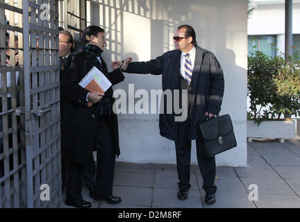 Madrid, Espagne. 28 janvier 2013. Docteur Eufemiano Fuentes (2-L) arrive à l'Juzgados de lo Penal de Madrid, Espagne, 28 janvier 2013. Le 28 janvier 2013, le procès de Fuentes et ses complices présumés débute sept ans après la découverte du plus grand scandale de dopage dans le cyclisme espagnol. Photo : Fabian Stratenschulte/ Alamy Live News Banque D'Images