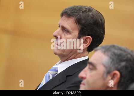 Madrid, Espagne. 28 janvier 2013. Docteur Eufemiano Fuentes (L) se tient dans la salle d'audience à la Juzgados de lo Penal de Madrid, l'Allemagne, 28 janvier 2013. Le 28 janvier 2013, le procès de Fuentes et ses complices présumés débute sept ans après la découverte du plus grand scandale de dopage dans le cyclisme espagnol. Photo : Fabian Stratenschulte/ Alamy Live News Banque D'Images