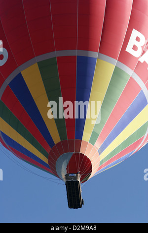 Déposer dans le large blue yonder. Un ballon à air chaud ride monte dans l'air du matin au-dessus de la baignoire Banque D'Images