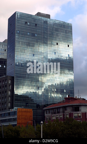 Close-up de l'un des deux tours Isozaki Atea, Bilbao, Espagne Banque D'Images