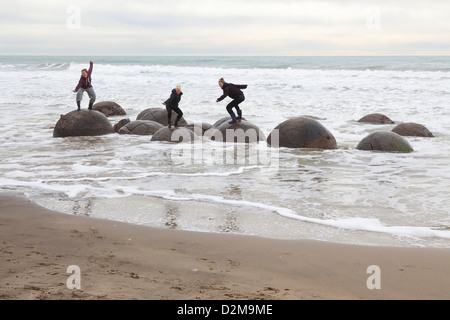 Les touristes à l'île du Sud,Moeraki Boulders, Nouvelle-Zélande Banque D'Images