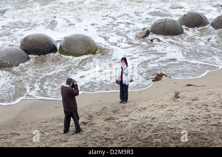 Les touristes à l'île du Sud,Moeraki Boulders, Nouvelle-Zélande Banque D'Images