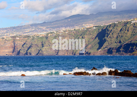 Vue de la plage de Martianez à Puerto de la Cruz, Tenerife, Espagne / Décembre 2012 Banque D'Images