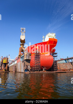 Un grand pétrolier réparations en cale sèche. Chantier naval de Gdansk, Pologne. Banque D'Images