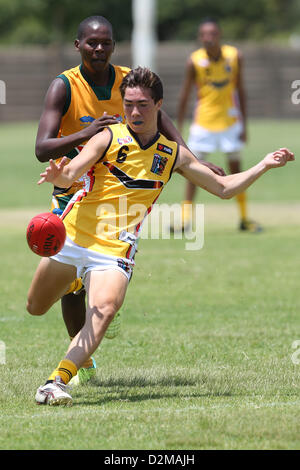 POTCHEFSTROOM, AFRIQUE DU SUD - Le 28 janvier, Jade Gresham (Mill Park, Victoria) de l'Australian Boomerangs au cours de l'AFL Jeu 1 Correspondance entre le battant de l'Afrique du Sud les boomerangs et les moins de 18 ans les Lions à Mohadin Cricket Ground le 28 janvier 2013 à Potchefstroom, Afrique du Sud Photo de Roger Sedres / Image SA Banque D'Images