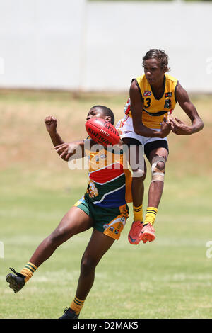 POTCHEFSTROOM, AFRIQUE DU SUD - Le 28 janvier, Liam Bennell (Albany, WA) de l'Australian Boomerangs au cours de l'AFL Jeu 1 Correspondance entre le battant de l'Afrique du Sud les boomerangs et les moins de 18 ans les Lions à Mohadin Cricket Ground le 28 janvier 2013 à Potchefstroom, Afrique du Sud Photo de Roger Sedres / Image SA Banque D'Images