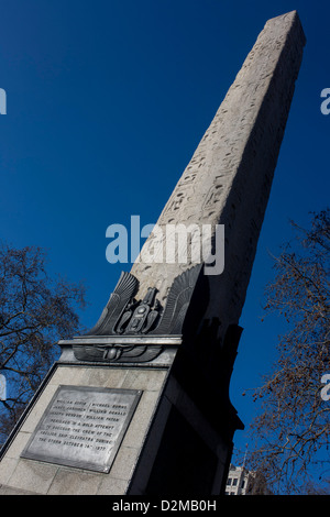 L'obélisque égyptien antique connue sous le nom de Cleopatra's Needle, sur l'Enbankment WC2. Il est fait de granit rouge, mesure environ 21 mètres (68 pieds) de haut, pèse environ 224 tonnes et sont inscrits avec les hiéroglyphes égyptiens. Bien que les aiguilles sont de véritables antiquités égyptiennes obélisques, ils sont un peu mal nommé puisqu'ils n'ont aucun lien particulier avec la reine Cléopâtre VII d'Égypte, et étaient déjà plus de mille ans dans sa vie. Le 'London' aiguille a été faite pendant le règne de la xviiième dynastie pharaon Thoutmosis III mais a été faussement appelé 'Cleopatra's Needle'. Banque D'Images