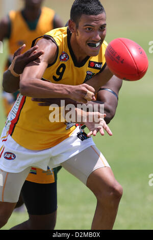 POTCHEFSTROOM, AFRIQUE DU SUD - Le 28 janvier, Aaron (Yusia Forest Lake, QUEENSLAND) de l'Australian Boomerangs au cours de l'AFL Jeu 1 Correspondance entre le battant de l'Afrique du Sud les boomerangs et les moins de 18 ans les Lions à Mohadin Cricket Ground le 28 janvier 2013 à Potchefstroom, Afrique du Sud Photo de Roger Sedres /droit SA Banque D'Images